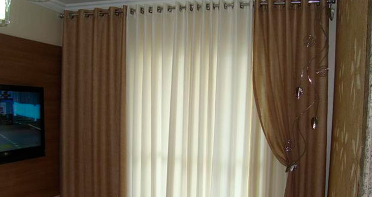 Cortinas de linho e voil com detalhes