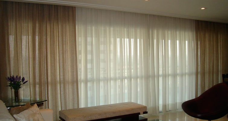 Cortinas de linho e voil de parede