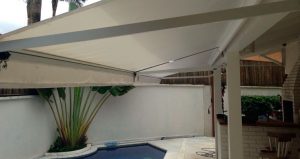 Toldo retrátil para área da piscina