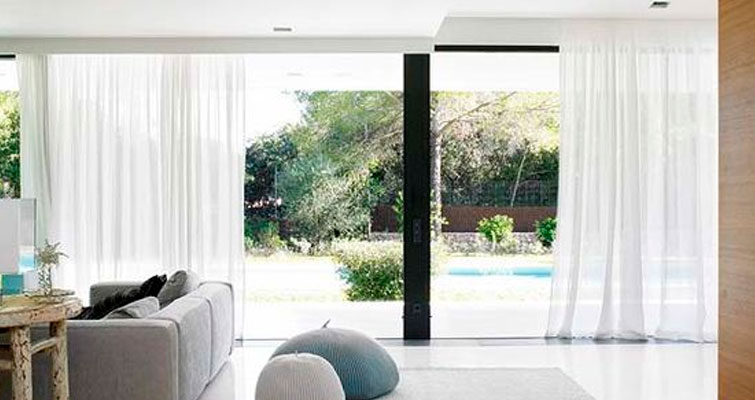 Cortinas mais finas para o calor.