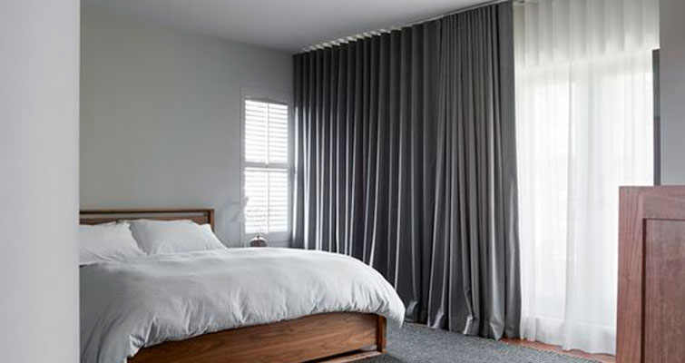 Cortinas com tecido reforçado para o frio.