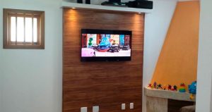 Painel para TV feito de piso laminado.