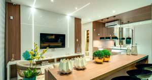 Perfis de LED na Decoração da Sala com Cozinha Americana no Lux Flamboyant, empreendimento da Elmo Incorporações em Goiânia.
